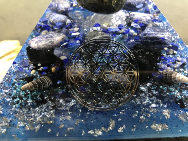 Orgonite pyramidale 12 cm avec Labradorite/Sodalite/Lapis-lazuli/Shungite brute/Cristal de roche