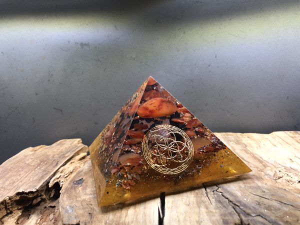 Orgonite pyramidale 9cm avec Cornaline/Shungite/Cristal de roche/graine de vie