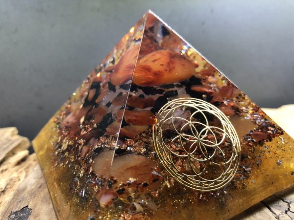 Orgonite pyramidale 9cm avec Cornaline/Shungite/Cristal de roche/graine de vie