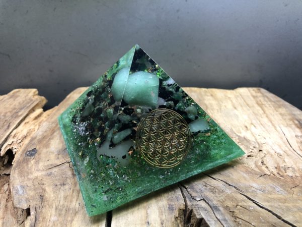 Orgonite pyramidale 9cm avec Aventurine verte/Shungite brute/Cristal de roche/fleur de vie
