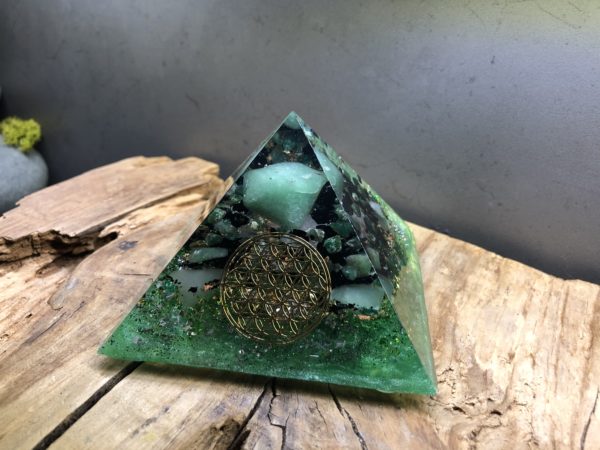 Orgonite pyramidale 9cm avec Aventurine verte/Shungite brute/Cristal de roche/fleur de vie