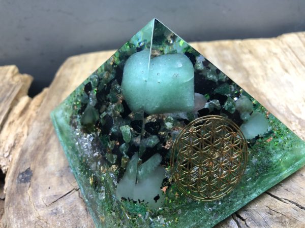 Orgonite pyramidale 9cm avec Aventurine verte/Shungite brute/Cristal de roche/fleur de vie