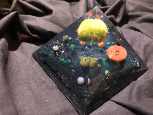 Orgonite pyramidale 12cm avec Opale verte/jaspe rouge/pyrite/cristal de roche