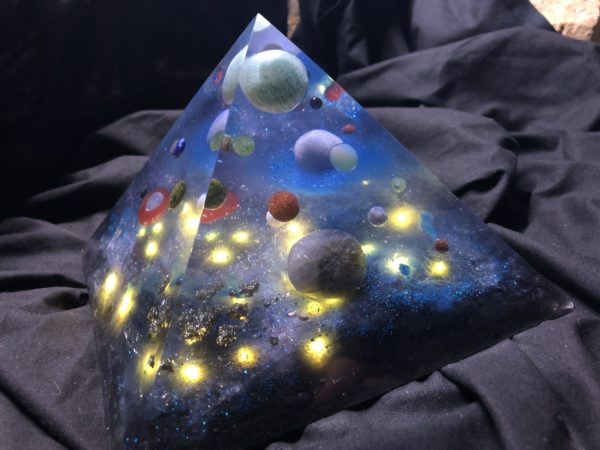 Orgonite pyramidale 18cm avec Amazonite/Angélite/Labradorite/Opaline