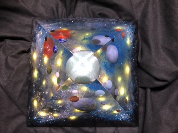 Orgonite pyramidale 18cm avec Amazonite/Angélite/Labradorite/Opaline