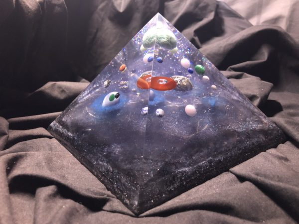 Orgonite pyramidale 20cm avec Amazonite/Labradorite/Angélite/donut Cornaline